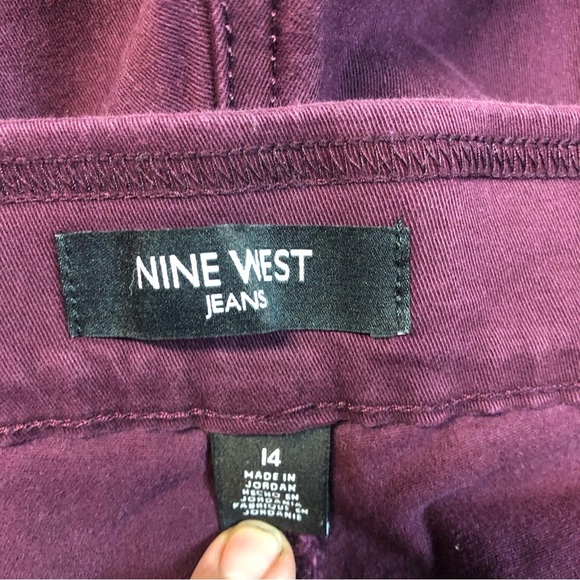 Nine West Women’s Pull On Pant Back Patch Pockets Denim Look Burgundy - Picture 5 of 9